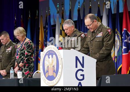 Cappellano (col.) Daniel Burris (a destra), cappellano della Guardia Nazionale dell'Ohio, dà l'invocazione alla National Guard Association of the United States 144th General Conference & Exhibition 27 agosto 2022, al Greater Columbus Convention Center di Columbus, Ohio. La conferenza annuale NGAUS è stata organizzata in Ohio, con oltre 5.000 membri dell'esercito, funzionari eletti e rappresentanti dell'industria presenti. Foto Stock