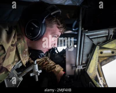 Tecnico. Kevin Foley, un operatore di boom con la 328th Air Refueling Squadron, New York, rifornisce un US Navy P-8 Poseidon, con la Naval Air Station Jacksonville, Florida, 29 agosto 2022 nell'Area di responsabilità del comando Indo-Pacific. Il Poseidon è un velivolo di pattuglia marittimo multi-missione, specializzato in guerra anti-sottomarina; guerra anti-superficie; intelligence, sorveglianza e ricognizione e ricerca e salvataggio. Foto Stock