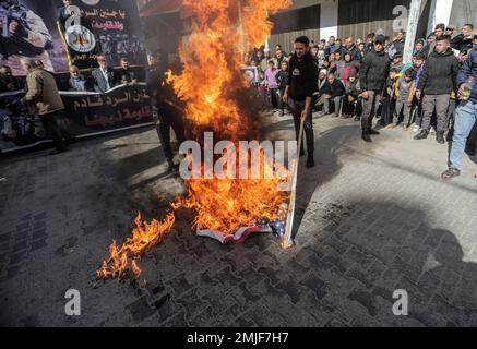 Gaza, Palestina. 27th Jan, 2023. I sostenitori palestinesi del movimento della Jihad islamica bruciano le bandiere di Israele e America durante la manifestazione nel campo di Jabalia nella striscia di Gaza settentrionale, a sostegno del campo di Jenin in Cisgiordania, un giorno dopo che un israeliano è stato ucciso. I militari israeliani e palestinesi nella striscia di Gaza si scambiarono un razzo, sollevando il timore di un'altra escalation dopo una delle incursioni più pesanti dell'esercito nella Cisgiordania occupata negli ultimi anni. (Foto di Mahmoud Issa/SOPA Images/Sipa USA) Credit: Sipa USA/Alamy Live News Foto Stock