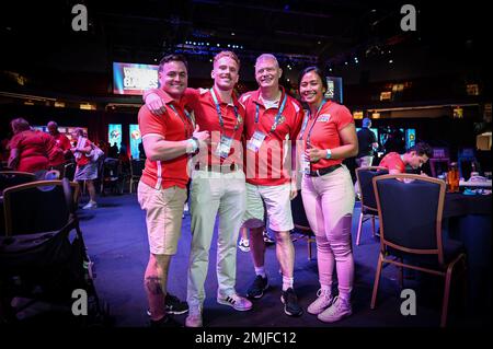 Team Marine Corps COMMSTRAT team and Wired Warrior Regiment, comandante ufficiale, col. Bret M. Hyla, posa per una foto durante la cerimonia di chiusura per i 2022 DoD Warrior Games a Orlando, la Fla. Il 28 agosto 2022. L'evento annuale celebra la resilienza e la dedizione degli Stati Uniti feriti, malati e feriti Membri del servizio e veterani. Foto Stock