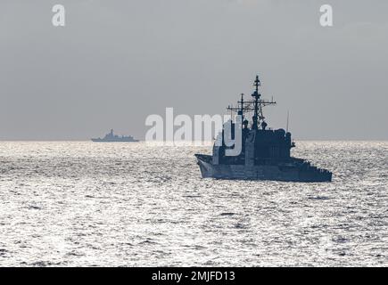 TAIWAN STRAIT (28 agosto 2022) l'incrociatore missilistico guidato USS Antietam (CG 54) di classe Ticonderoga transita nel Mar Cinese Orientale durante le operazioni di routine in corso. Chancellorsville è schierata in avanti nell'area delle operazioni della flotta degli Stati Uniti 7th a sostegno di un libero e aperto Indo-Pacific. Foto Stock