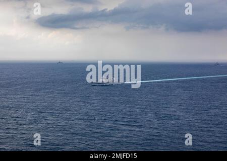 TAIWAN STRAIT (28 agosto 2022) l'incrociatore missilistico guidato di classe Ticonderoga USS Chancellorsville (CG 62) e USS Antietam (CG 54) transitano nello stretto di Taiwan durante un transito di routine vicino alle navi PLA(N). Chancellorsville è schierata in avanti nell'area delle operazioni della flotta degli Stati Uniti 7th a sostegno di un libero e aperto Indo-Pacific. Foto Stock