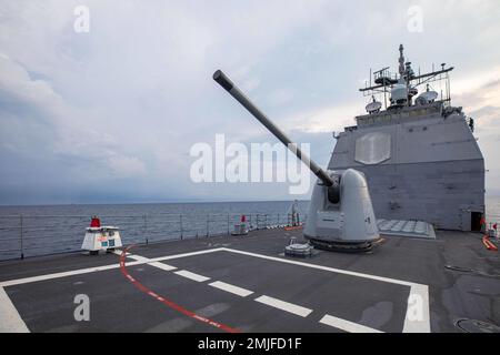 TAIWAN STRAIT (28 agosto 2022) l'incrociatore missilistico guidato di classe Ticonderoga USS Antietam (CG 54) effettua operazioni di routine in corso presso navi PLA(N) nello stretto di Taiwan durante un transito di routine. Antietam viene distribuito nell'area operativa di 7th Fleet a supporto di un Indo-Pacific libero e aperto. Foto Stock