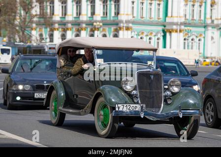 SAN PIETROBURGO, RUSSIA - 21 MAGGIO 2017: Auto retrò Ford V8 del 30s del XX secolo nel flusso dei trasporti moderni Foto Stock