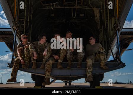 Un gruppo di Airmen della base dell'aeronautica di Dyess attende il carico di un C-130J Super Hercules alla base aeronavale di Fort Worth, Texas, 28 agosto 2022. Durante l'esercizio Patriot Fury, la 317th Airlift Wing integrato con la 301st Fighter Wing, forze speciali e la 621st Crisis Response Team, Joint base McGuire-Dix-Lakehurst, New Jersey. Foto Stock