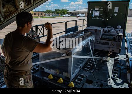 Tecnico. Dani Galich, 40th Airlift Squadron tattica capo volo, carica la parte posteriore di un C-130J Super Hercules durante esercizio Patriot Fury alla Naval Air Station Fort Worth, Texas, 28 agosto 2022. Durante Patriot Fury, gli equipaggi addestrati eseguendo salti di alone, l'integrazione dei combattenti e situazioni di atterraggio difficili. Foto Stock