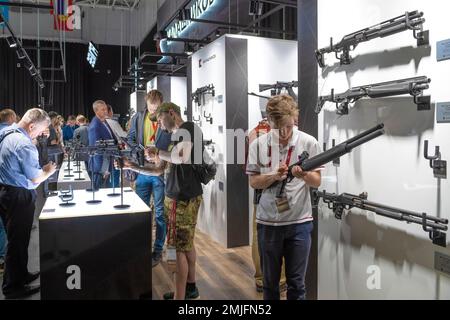 ALABINO, RUSSIA - 18 AGOSTO 2022: Visitatori del forum tecnico-militare internazionale 'Army-2020' presso lo stand con le armi di piccolo calibro prodotte dal Kal Foto Stock