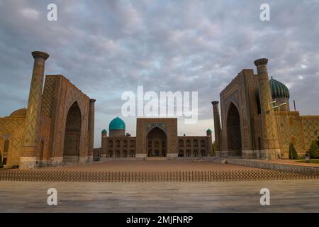 SAMARCANDA, UZBEKISTAN - 12 SETTEMBRE 2022: Piazza Registan su una mattina nuvolosa settembre Foto Stock