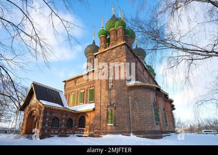 Chiesa di Giovanni Battista (1671-1687) primo piano di un pomeriggio di gennaio. Yaroslavl, anello d'oro della Russia Foto Stock