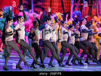 Berlino, Germania. 25th Jan, 2023. I ballerini dell'ensemble sono sul palco durante la prova fotografica del musical 'la Cage Aux Folles' (Una gabbia piena di sciocchi) al Komische Oper. Il pezzo celebrerà la sua prima il 28 gennaio. Credit: Jens Kalaene/dpa/Alamy Live News Foto Stock