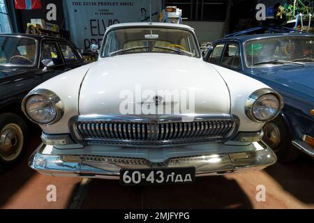 ZELENOGORSK, RUSSIA - 27 GENNAIO 2021: Auto retro sovietica GAZ-21 'Volga' a pieno facciale. Mostra del museo delle auto retrò 'cavallia' Foto Stock