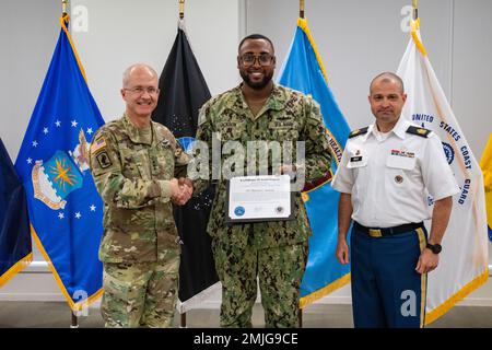 LTG Ronald J. Place, direttore del DHA, e SGM Isaac A. Bray, presentano il Junior Enlisted Service Member per il 2nd° trimestre, Calendar Year 2022 Award al YN2 Malcolm C. Jackson, United States Navy, Armed Forces Medical Examiner System, ad-HCA. Il DHA tiene cerimonie trimestrali di riconoscimento per onorare i dipendenti DHA di tutta l'azienda per la loro dedizione alla missione DHA: Unified. Pronto. Affidabile. Foto Stock