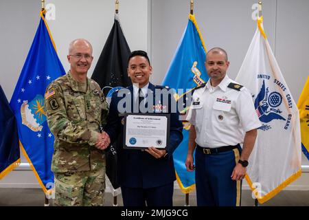 LTG Ronald J. Place, direttore del DHA, e SGM Isaac A. Bray, presentano il Field Grade Officer del 2nd° trimestre, Calendar Year 2022 Award al maggiore Theodore T. Urbano, United States Air Force Education and Training (J7). Il DHA tiene cerimonie trimestrali di riconoscimento per onorare i dipendenti DHA di tutta l'azienda per la loro dedizione alla missione DHA: Unified. Pronto. Affidabile. Foto Stock