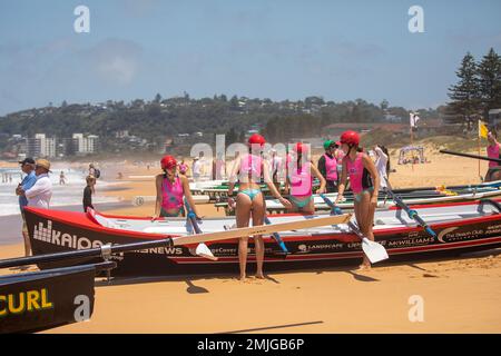 Sabato 28th Gennaio 2023. Sydney Northern Beaches Surfboat carnevale a North Narrabeen Beach, locali surf club squadre maschili e femminili e loro tradizionali surf boats competere in round 5 eventi del pre-mership, le squadre locali comprese quelle da Avalon Beach, Collaroy, Palm Beach, North Narrabeen, Freshwater e Coogee. Credito Martin Berry@alamy notizie dal vivo. Foto Stock