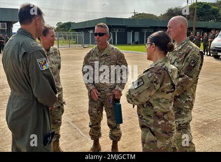 Il col. Shawn Fitzgerald, il comandante di missione americano 106th Rescue Wing e TÁPIO esercizio, si trova con il Briga. Denise Donnell, il comandante della Guardia Nazionale aerea di New York e del Brig Gen. Isabel Smith, il direttore della Guardia Nazionale di New York del personale congiunto e del col. Eric Underhill, Direttore della Guardia Nazionale di New York J3 (operazioni) il 29 agosto 2022 vicino a campo Grande, Brasile. Centocinque membri della Guardia Nazionale aerea di New York hanno partecipato al 5th° anno brasiliano Joint Exercise TAPIO tenutosi a campo Grande, Brasile, dal 20 al 31 agosto 2022. Foto Stock