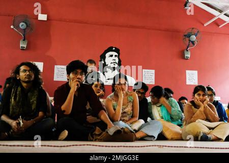 Kolkata, India. 27th Jan, 2023. Gli studenti dell'Università di Presidenza hanno organizzato una proiezione del Govt. BBC documentario bandito sul primo ministro Narendra modi chiamato 'India: La domanda modi'. I gruppi di media affermano che il governo indiano sta abusando dei suoi poteri di emergenza ai sensi delle regole IT del 2021 bloccando il documentario. Credit: SOPA Images Limited/Alamy Live News Foto Stock