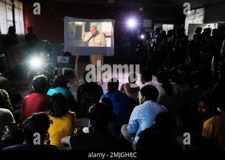 Kolkata, India. 27th Jan, 2023. Gli studenti dell'Università di Presidenza hanno organizzato una proiezione del Govt. BBC documentario bandito sul primo ministro Narendra modi chiamato 'India: La domanda modi'. I gruppi di media affermano che il governo indiano sta abusando dei suoi poteri di emergenza ai sensi delle regole IT del 2021 bloccando il documentario. (Foto di Dipayan Bose/SOPA Images/Sipa USA) Credit: Sipa USA/Alamy Live News Foto Stock