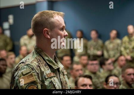 STATI UNITI Heath Ilderton, 325th Maintenance Squadron primo sergente, parla con 325th direzione di Fighter Wing durante una chiamata generale alla base dell'aeronautica di Eglin, Florida, 29 agosto 2022. La leadership si è recata da Tyndall AFB a Eglin per ospitare l'All Call, che si è focalizzata sul futuro del 325th° FW e sul costrutto Agile Combat Employment in cui l'unità si sta trasformando. Foto Stock