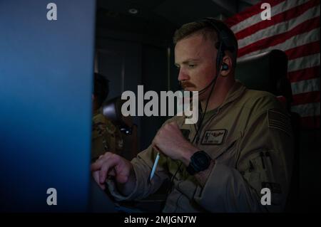 STATI UNITI Air Force Senior Airman Tanner Todd, operatore del braccio dello Squadrone per rifornimento aereo 349th, si prepara a rifornire un F-15E Strike Eagle assegnato allo Squadrone del combattente espeditativo 335th durante l'esercizio Employment Concept di Air Mobility Command 22-08 agosto 29, 2022, negli Stati Uniti Area di responsabilità del comando centrale. Todd, insieme al Senior Airman Juan Boykin, operatore del braccio 344th Air Refuelling Squadron, ha rifornito due F-15Es del 335th EFS durante la prima battaglia di Pegasus del KC-46A. Foto Stock