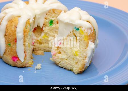 Torta di conetti su piatto blu Foto Stock