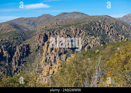 Colonne di pietra, note anche come hoodoos, vista aerea dal monte Sugarloaf nel monumento nazionale di Chiricahua nella contea di Cochise, Arizona, Arizona, Arizona, USA. Foto Stock