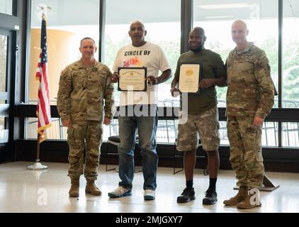 Da sinistra, col. Ryan Hanson, comandante della guarnigione, Leonard Chatman, Doyen D. Carney, E Brig. Il generale Patrick R. Michaelis, allora comandante generale, posa per una foto dopo che la dirigenza del posto ha riconosciuto Chatman per il suo duro lavoro e la dedizione per assicurare il successo continuato del commissario di Fort Jackson durante una cerimonia del 29 agosto. Carney è stato riconosciuto per il suo impegno e la dedizione al servizio federale e ha ricevuto un certificato e un pin lapel celebrando 30 anni di servizio. Foto Stock