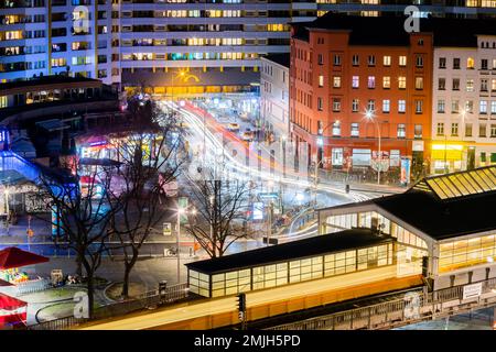 Berlino, Germania. 27th Jan, 2023. Kottbusser Tor al tramonto. Una stazione di polizia pianificata a Kottbusser Tor, nel centro del distretto alternativo di Kreuzberg, dovrebbe fornire maggiore sicurezza. (A dpa 'stazione di polizia a Kottbusser Tor - salvataggio o minaccia?') Credit: Christoph Soeder/dpa/Alamy Live News Foto Stock