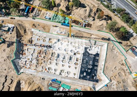 fondazione in calcestruzzo di soletta in costruzione. vista aerea dall'alto dal drone volante. Foto Stock