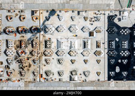 sistema di fondazione a soletta monolitica in calcestruzzo. cementazione rinforzata. foto del drone. Foto Stock