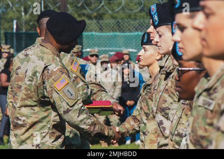 Il comando Sgt. Major Charles L. Robinson III (a sinistra) e il comando Sgt. Major James R. Holmes III (dietro Robinson) presentano premi e stringono le mani con premi di classe 09-22 della Comand di addestramento dell'esercito 7th (7ATC) corso di Leadership di base dell'Accademia non commissionata (NCOA) a Grafenwoehr, Germania, 30 agosto 2022. La missione NCOA 7ATC è formare e sviluppare futuri leader che siano adattabili, disciplinati e pronti a guidare efficacemente a livello di squadra e squadra. Foto Stock