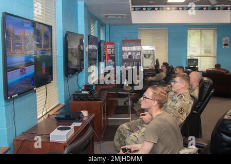 I soldati della 10th Mountain Division si sfidano in una tournamnet di videogiochi il 30 agosto 2022 a Fort Drum, N.Y., come parte di una serie di eventi per celebrare il Mountain Fest 2022. Mountain Fest è un evento annuale eseguito per celebrare lo spirito nazionale e rafforzare i legami con la comunità, pur riconoscendo contributi e servizio. Foto Stock