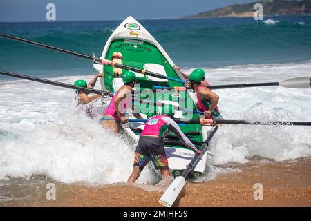 Sabato 28th Gennaio 2023. Sydney Northern Beaches Surfboat carnevale a North Narrabeen Beach, locali surf club squadre maschili e femminili e loro tradizionali surf boats competere in round 5 eventi del pre-mership, le squadre locali comprese quelle da Avalon Beach, Collaroy, Palm Beach, North Narrabeen, Freshwater e Coogee. Credito Martin Berry@alamy notizie dal vivo. Foto Stock