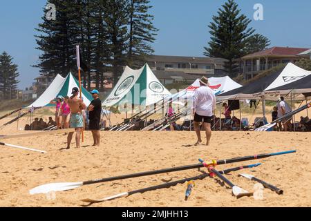 Sabato 28th Gennaio 2023. Sydney Northern Beaches Surfboat racing carnevale a North Narrabeen Beach, surf club locale squadre maschili e femminili e le loro imbarcazioni da surf tradizionali gareggiano in 5 eventi del giro di premership, le squadre locali hanno incluso quelle da Avalon Beach, Collaroy, Palm Beach, North Narrabeen, Freshwater e Coogee. Credito Martin Berry@alamy notizie dal vivo. Foto Stock