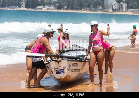 Sabato 28th Gennaio 2023. Sydney Northern Beaches Surfboat carnevale a North Narrabeen Beach, locali surf club squadre maschili e femminili e loro tradizionali surf boats competere in round 5 eventi del pre-mership, le squadre locali comprese quelle da Avalon Beach, Collaroy, Palm Beach, North Narrabeen, Freshwater e Coogee. Credito Martin Berry@alamy notizie dal vivo. Foto Stock