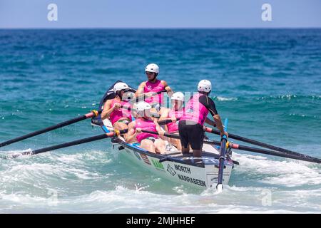 Sabato 28th Gennaio 2023. Sydney Northern Beaches Surfboat carnevale a North Narrabeen Beach, locali surf club squadre maschili e femminili e loro tradizionali surf boats competere in round 5 eventi del pre-mership, le squadre locali comprese quelle da Avalon Beach, Collaroy, Palm Beach, North Narrabeen, Freshwater e Coogee. Credito Martin Berry@alamy notizie dal vivo. Foto Stock