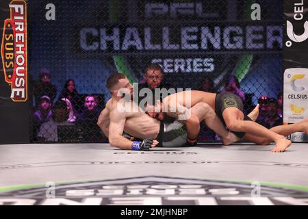 Orlando, Florida, Stati Uniti. 27th Jan, 2023. ORLANDO, FL - 27 GENNAIO: (R-L) Lucas Barbosa ha decollato ITSO Babulaidze durante la settimana 1 della PFL Challenger Series il 27 gennaio 2023 agli Universal Studios di Orlando, Florida. (Credit Image: © Aaron Litz/PX Imagens via ZUMA Press Wire) SOLO PER USO EDITORIALE! Non per USO commerciale! Foto Stock