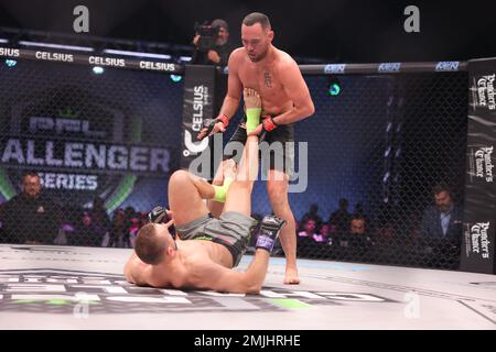 Orlando, Florida, Stati Uniti. 27th Jan, 2023. ORLANDO, FL - 27 GENNAIO: Jozef Wittner (in basso) tenta un miglioramento su Zach Juusola durante la settimana 1 della PFL Challenger Series il 27 gennaio 2023 agli Universal Studios di Orlando, Florida. (Credit Image: © Aaron Litz/PX Imagens via ZUMA Press Wire) SOLO PER USO EDITORIALE! Non per USO commerciale! Foto Stock