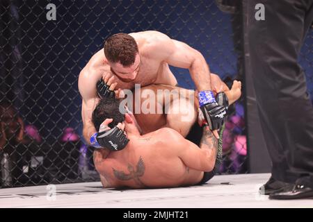 Orlando, Florida, Stati Uniti. 27th Jan, 2023. ORLANDO, FL - GENNAIO 27: Lucas Barbosa (in basso) utilizza un ingarbugliamento per spazzare ITSO Babulaidze durante la settimana 1 della PFL Challenger Series il 27 Gennaio 2023 agli Universal Studios di Orlando, Florida. (Credit Image: © Aaron Litz/PX Imagens via ZUMA Press Wire) SOLO PER USO EDITORIALE! Non per USO commerciale! Foto Stock