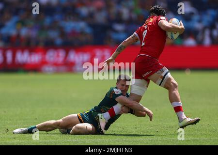 Sydney, Australia. 28th gennaio 2023. 28th gennaio 2023; Allianz Stadium, Sydney, NSW, Australia: HSBC Sydney Rugby Sevens Australia versus Canada; Jake Thiel of Canada è affrontato da Henry Hutchison of Australia Credit: Action Plus Sports Images/Alamy Live News Foto Stock