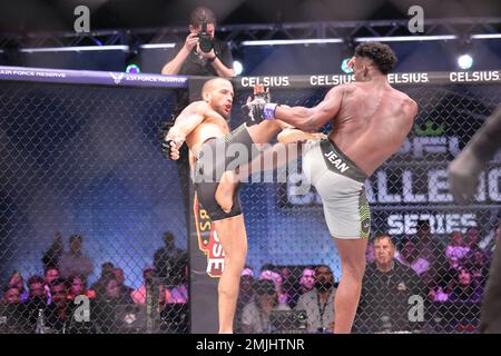 Orlando, Florida, Stati Uniti. 27th Jan, 2023. ORLANDO, FL - GENNAIO 27: (L-R) Eric Alequin e Thad Jean calci durante la settimana 1 della PFL Challenger Series il 27 Gennaio 2023 agli Universal Studios di Orlando, Florida. (Credit Image: © Aaron Litz/PX Imagens via ZUMA Press Wire) SOLO PER USO EDITORIALE! Non per USO commerciale! Foto Stock