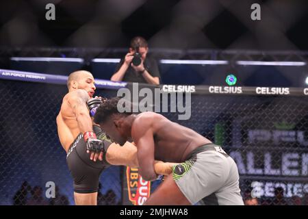 Orlando, Florida, Stati Uniti. 27th Jan, 2023. ORLANDO, FL - 27 GENNAIO: (R-L) Thad Jean cattura la gamba di Eric Alequin durante la settimana 1 della PFL Challenger Series il 27 gennaio 2023 agli Universal Studios di Orlando, Florida. (Credit Image: © Aaron Litz/PX Imagens via ZUMA Press Wire) SOLO PER USO EDITORIALE! Non per USO commerciale! Foto Stock