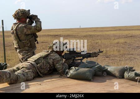 SPC. Levi Line (con binocolo) e PFC. Camilo Vozzella, entrambi i fanti assegnati a Charlie Company, 1st battaglione, 26th reggimento di fanteria, 2nd squadra di combattimento Brigata, 101st Divisione Airborne (Air Assault), spara la M240B a Smardan Training Area, Romania, il 30 agosto 2022. Come hanno fatto negli ultimi 80 anni, la 101st Airborne Division (Air Assault) è pronta a schierarsi ovunque per sostenere e difendere la Nazione e i nostri alleati. (Foto dell'esercito degli Stati Uniti PFC. Jayden Woods) Foto Stock