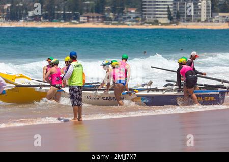 Australian 2023 Surfboat Racing carnevale a Narrabeen Beach, squadre maschili e femminili, maresciallo gara si prepara per l'inizio di calore, Sydney, NSW, Australia Foto Stock