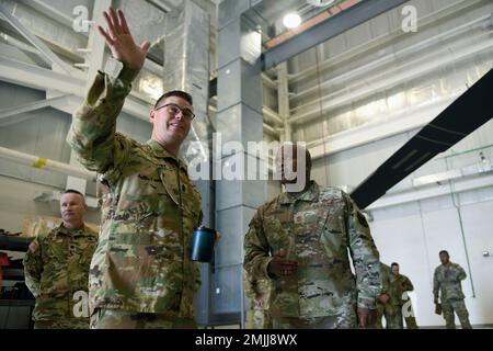 Il Senior Enlisted Advisor Tony Whitehead, il MARE per il capo del National Guard Bureau, ascolta l'Army 1st Sgt. Brett Gentry, primo sergente per la Missouri Army National Guard's Headquarters and Headquarters Company, 1st Battaglione, 135th Aviation Regiment, Come spiega la configurazione dell'hangar che ospita l'elicottero UH-60 Black Hawk alla base dell'aeronautica militare Whiteman, Missouri, 30 agosto 2022. Whitehead stava visitando le strutture della Guardia Nazionale a Whiteman, oltre a partecipare come ospite a un panel di discussione sulla parità delle donne. Foto Stock