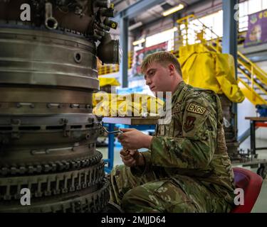 STATI UNITI Air Force Airman Zachary Rjabanedelia, un tecnico di propulsione aerospaziale assegnato al 48th Component Maintenance Squadron, effettua la manutenzione di un motore F-15E Strike Eagle presso Royal Air Force Lakenheath, Inghilterra, 30 agosto 2022. Le responsabilità dei tecnici di propulsione possono includere ricezione, smontaggio, ispezione, accumulo e cella di prova. Foto Stock