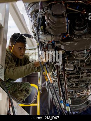 STATI UNITI Air Force Senior Airman Boz Igitolo, un tecnico di propulsione aerospaziale assegnato al 48th Component Maintenance Squadron, effettua la manutenzione di un motore F-15E Strike Eagle presso Royal Air Force Lakenheath, Inghilterra, 30 agosto 2022. Le responsabilità dei tecnici di propulsione possono includere ricezione, smontaggio, ispezione, accumulo e cella di prova. Foto Stock