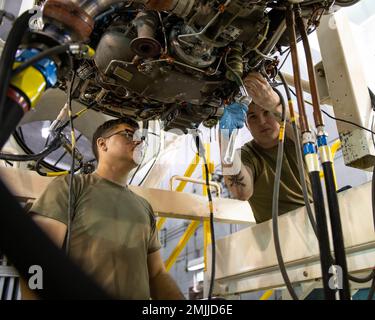 STATI UNITI Air Force Airman Zachary Rjabanedelia, un tecnico di propulsione aerospaziale assegnato al 48th Component Maintenance Squadron, effettua la manutenzione di un motore F-15E Strike Eagle presso Royal Air Force Lakenheath, Inghilterra, 30 agosto 2022. Le responsabilità dei tecnici di propulsione possono includere ricezione, smontaggio, ispezione, accumulo e cella di prova. Foto Stock