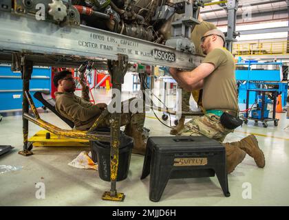 STATI UNITI I tecnici di propulsione aerospaziale della Air Force assegnati al 48th Component Maintenance Squadron effettuano la manutenzione di un motore F-15E Strike Eagle presso Royal Air Force Lakenheath, Inghilterra, 30 agosto 2022. Il volo di propulsione fornisce motori a reazione tempestivi, sicuri e affidabili per ridurre le rimozioni inutili del motore flightline o la manutenzione del motore nel perseguimento della missione dell'ala. Foto Stock