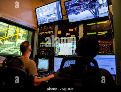 STATI UNITI Il personale dell'aeronautica Sgt. Myron Parker, a destra, e il Senior Airman James Schuessler, tecnici di propulsione aerospaziale assegnati allo Squadron di manutenzione dei componenti 48th, conducono i controlli operativi su un motore F-15E Strike Eagle a Royal Air Force Lakenheath, Inghilterra, 30 agosto 2022. Il volo di propulsione fornisce motori a reazione tempestivi, sicuri e affidabili per ridurre le rimozioni inutili del motore flightline o la manutenzione del motore nel perseguimento della missione dell'ala. Foto Stock