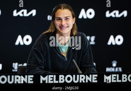 Aryna Sabalenka di Bielorussia dopo la semifinale contro la Magda Linette di Polonia al 2023° torneo di tennis Australian Open, Grand Slam il 26 gennaio 2023 a Melbourne, Australia - Foto: Rob Prange/DPPI/LiveMedia Foto Stock